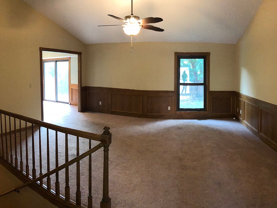 13’ vaulted ceiling