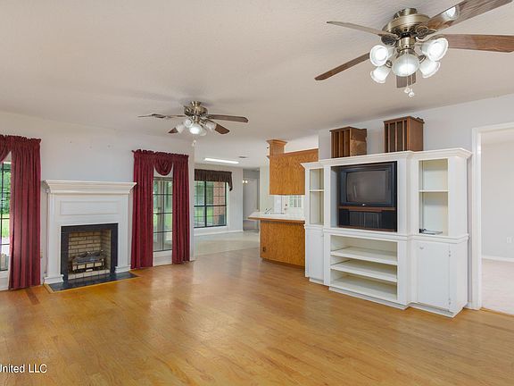 3rd image of 100 E Lakeview Dr
