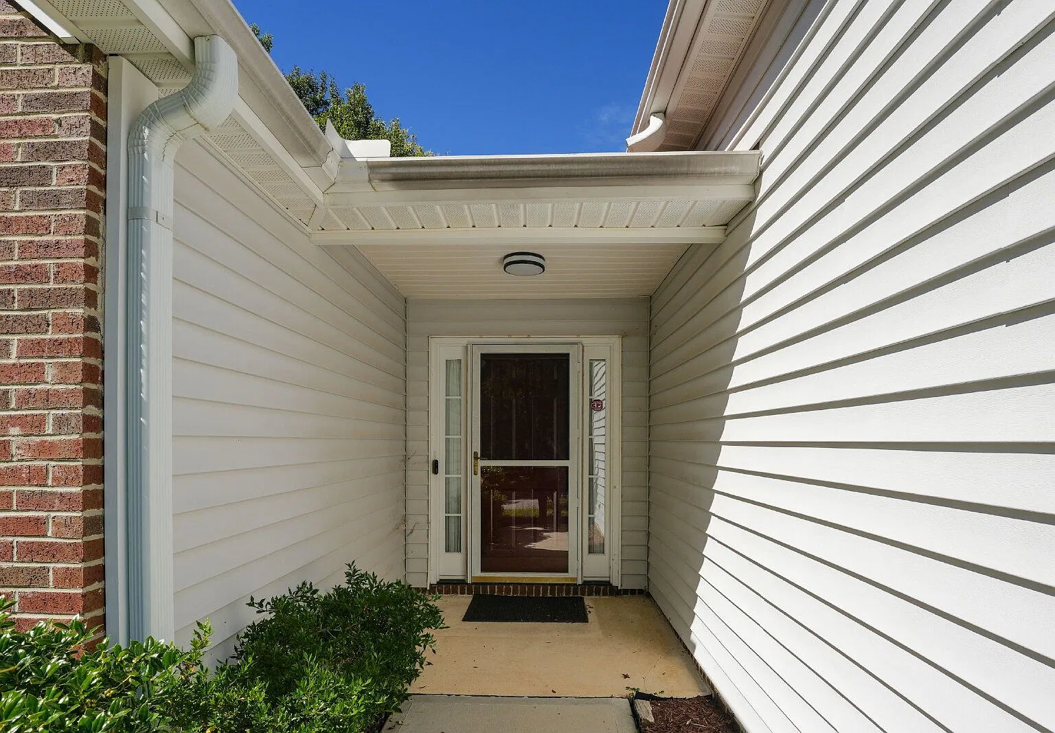 3 bed, 2.5 bath, 1889 sqft, $2,100 — Photo 3