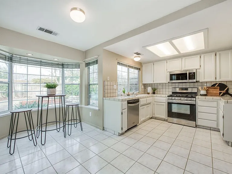 2559 E Dennis Ave — Photo 12