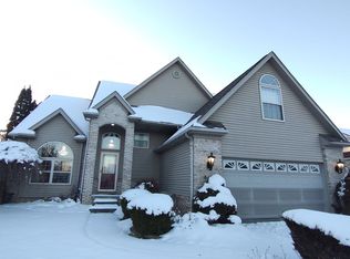 16422 Vintage Dr, Fenton, MI 48430