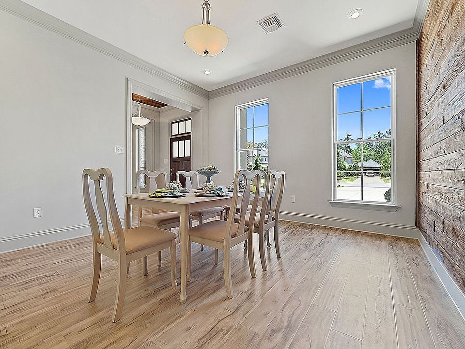 1st image of 26 Briar Hollow Dr