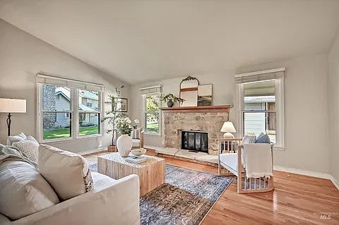 4 bed, 1827 sqft, $2,595 — Photo 3