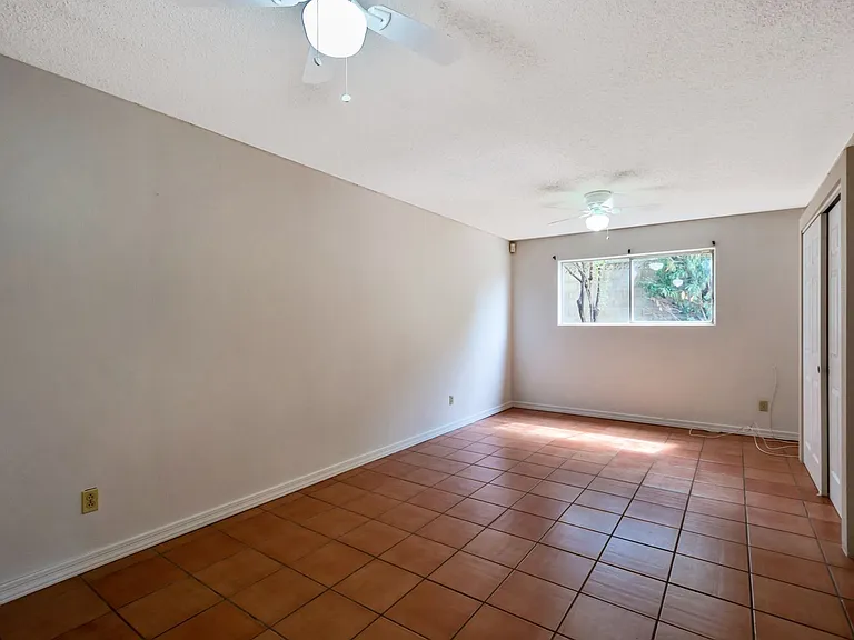 525 E Alameda Dr — Photo 5