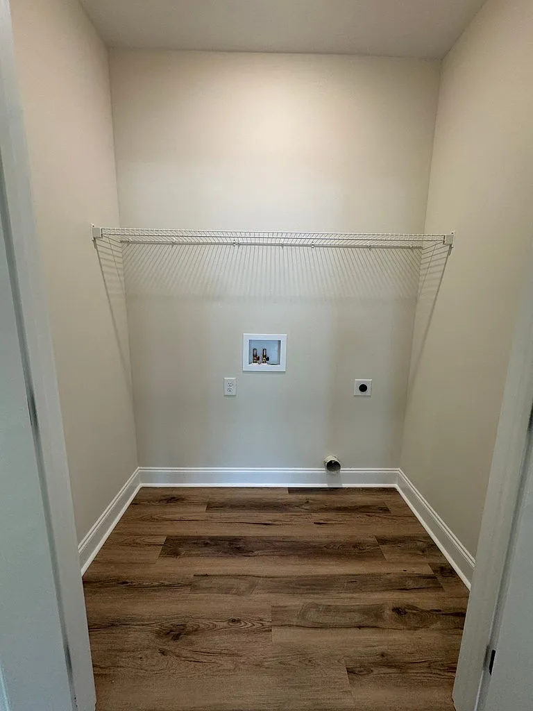 3 bed, 2.0 bath, 1403 sqft, $2,300 — Photo 4