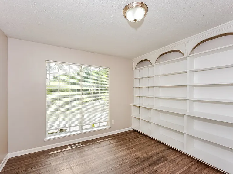 5839 Brenda Dr — Photo 15