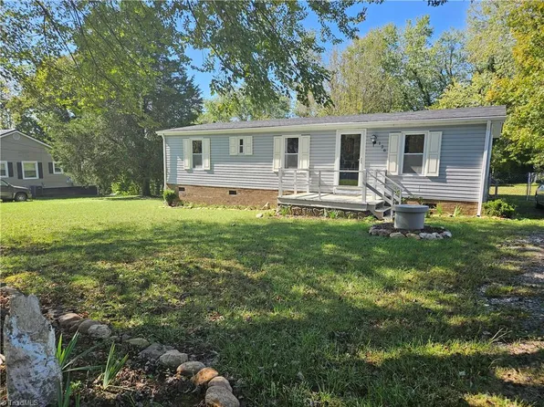 126 Central Dr, Mount Airy, NC 27030