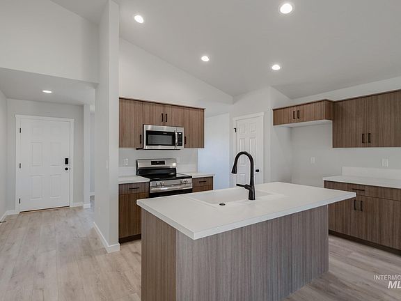 4th image of 348 N Meadowsweet Ave