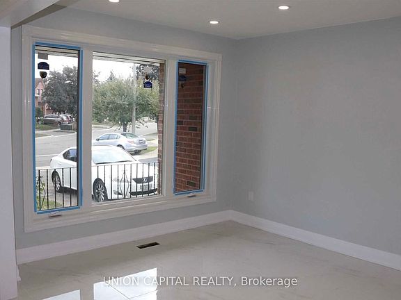 2nd image of 3210 Fairfox Cres