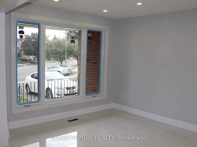 3210 Fairfox Cres — Photo 2