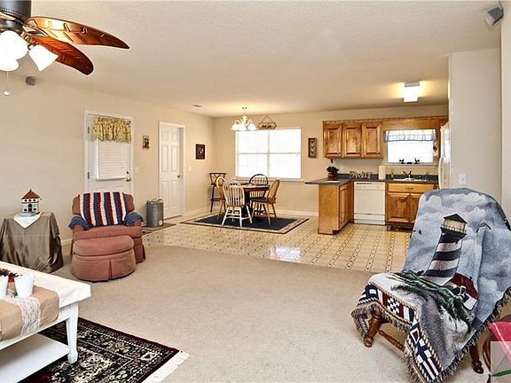5th image of 256 Daisy Cir