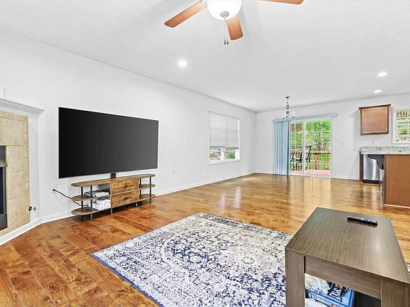 5th image of 1048 Saint Clair Ln