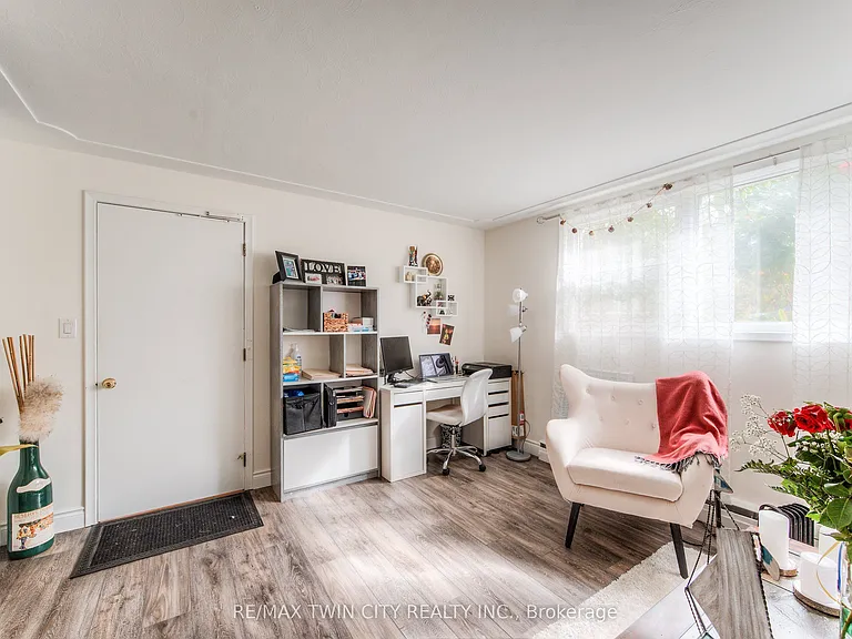 132 Allen St E #1 — Photo 11