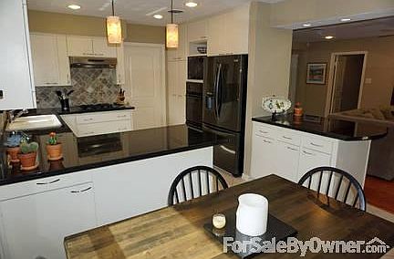 Plenty of Counter Tops / Cabinet Space