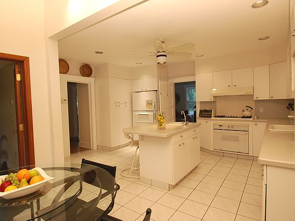 4th image of 396 Airmount Ave