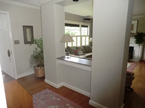 2118 Shades Ave, Vestavia Hills, AL 35216
