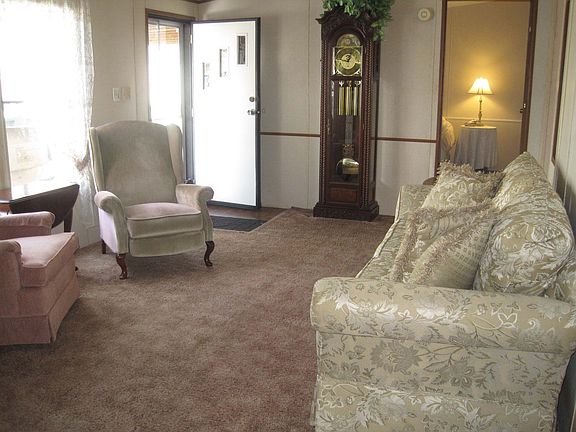 livingroom pic 1