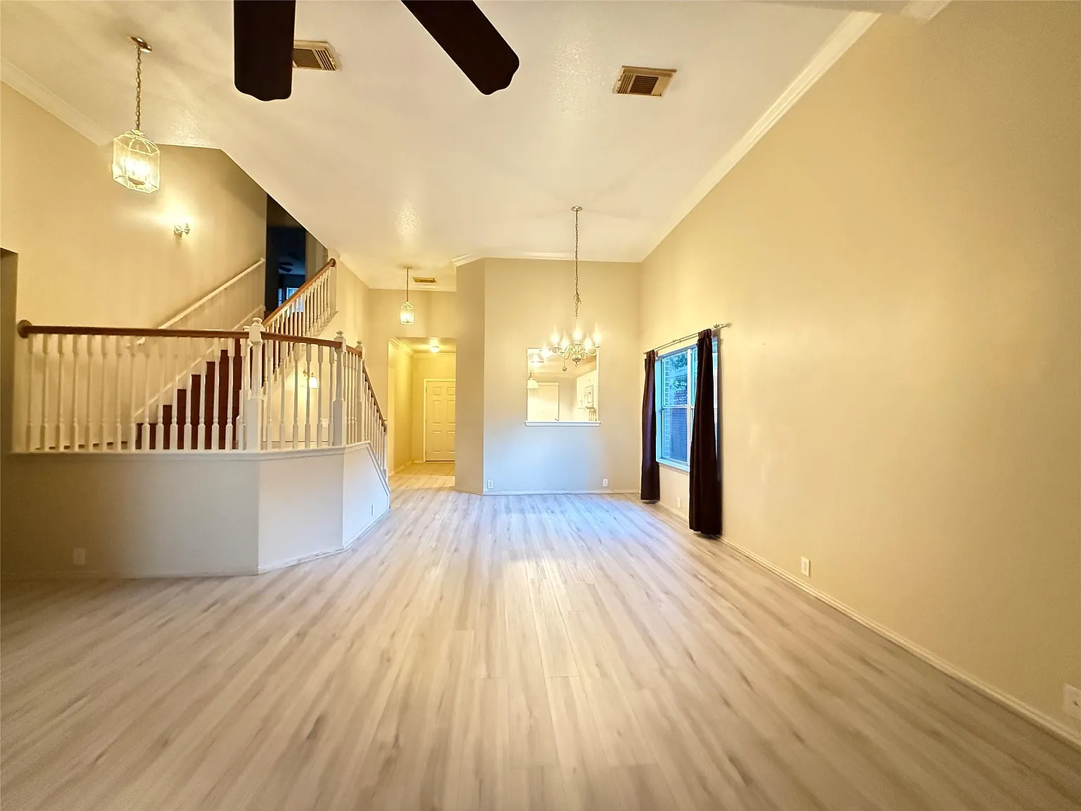 3 bed, 2.5 bath, 1900 sqft, $1,800 — Photo 3