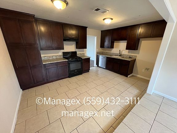 4th image of 2631 E Ashlan Ave