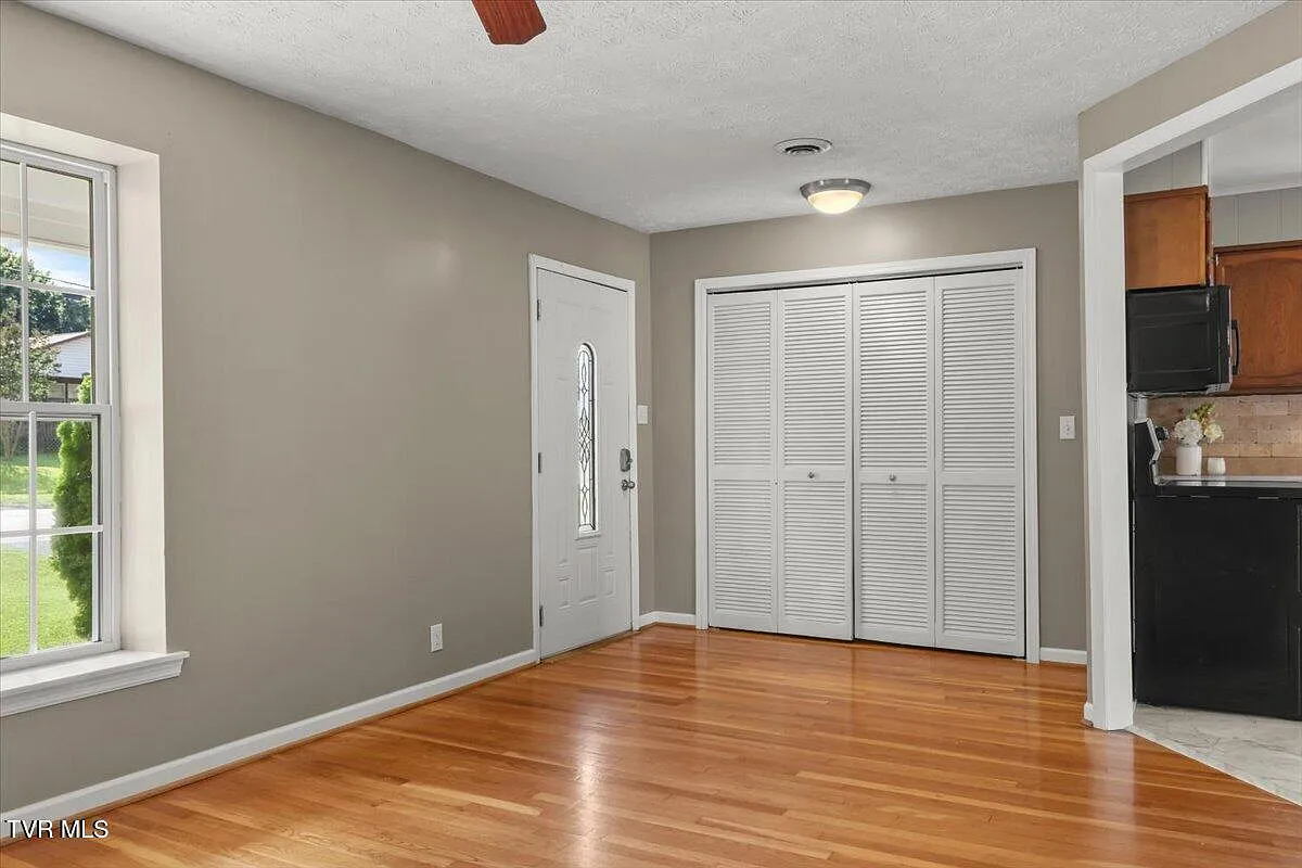 3 bed, 1920 sqft, $1,950 — Photo 4