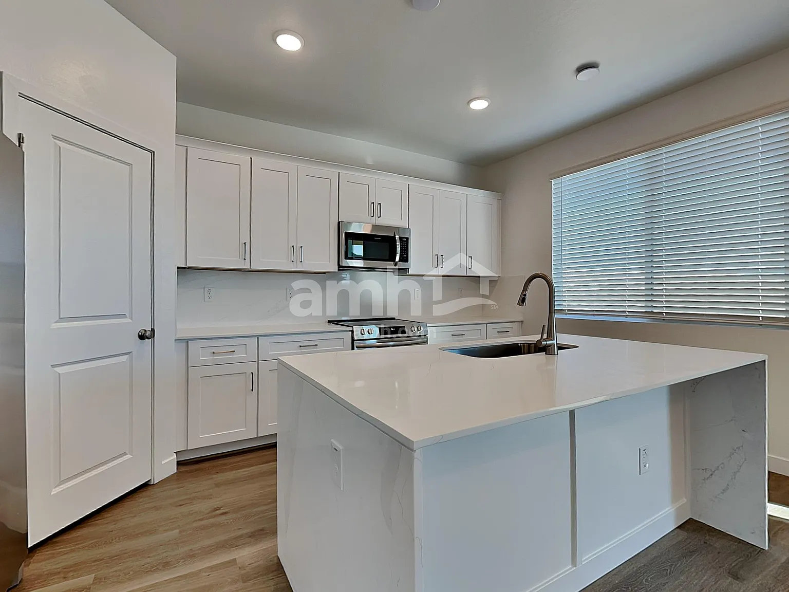 3 bed, 2.5 bath, 1978 sqft, $2,320 — Photo 3