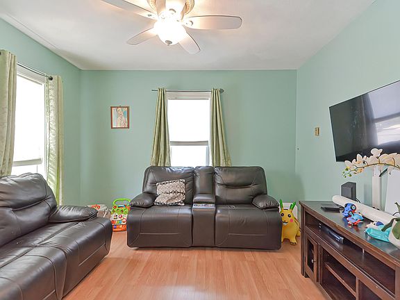 3rd image of 20 Hazelwood St Floor 1