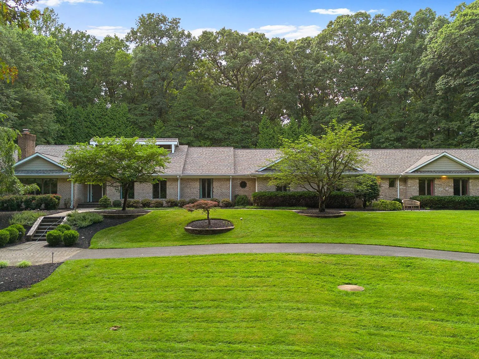 6 bed, 8.0 bath, 10045 sqft, $9,500 — Photo 1