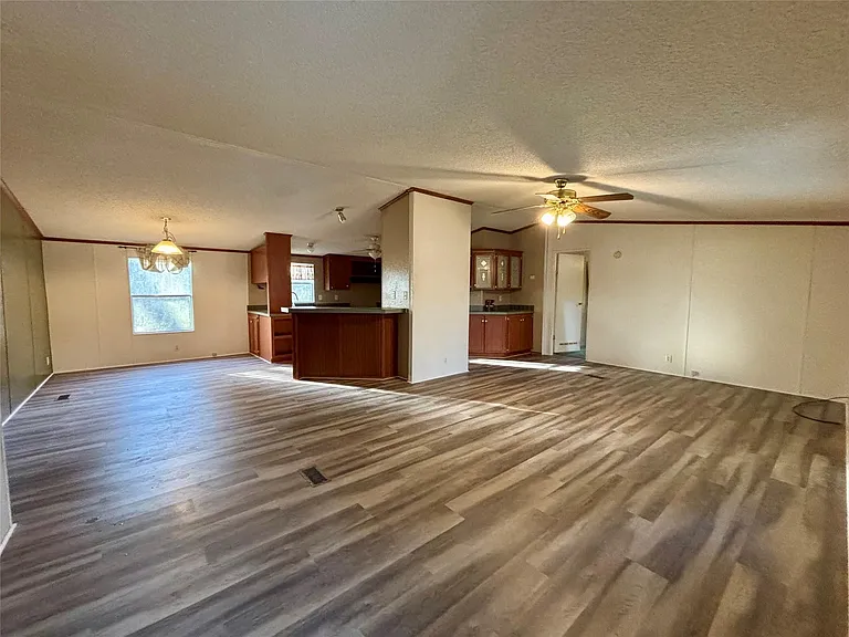 111 Lakeside Woods Dr — Photo 3