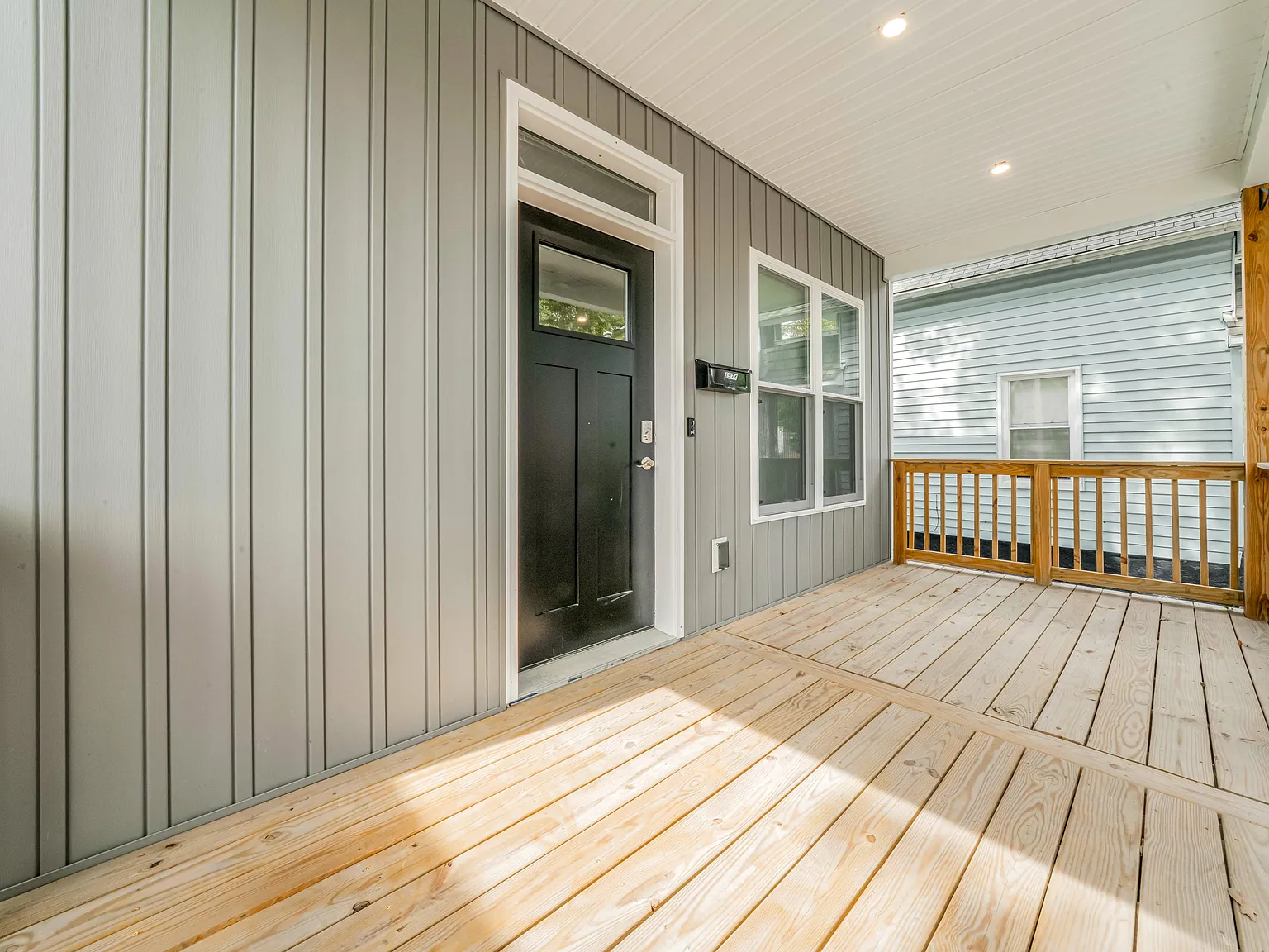 Enjoy this new and modern, open concept, air-conditioned 2 bed/2.5 bath home. — photo 9