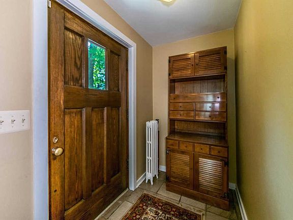 4th image of 330 Evergreen Pl