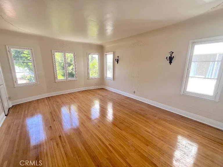 223 1/2 S Gale Dr — Photo 24