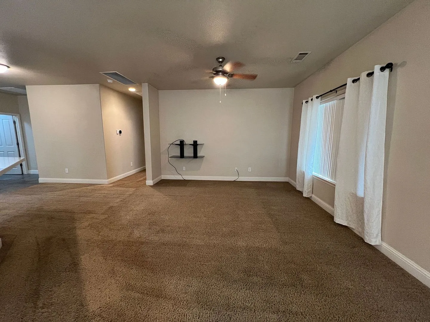 Beautiful 3 bedroom 2 bath home in Red Bluff near Schools & Shopping — Photo 4