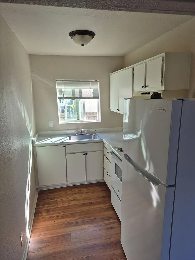 Building Photo - 415 5th St