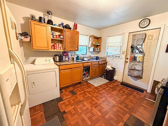 4th image of 2512 Colonial Ave
