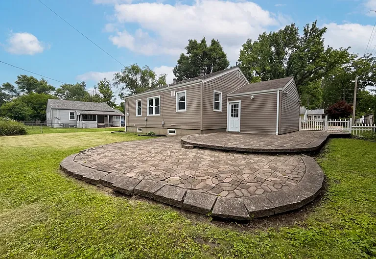 1 Winsted Pl — Photo 16