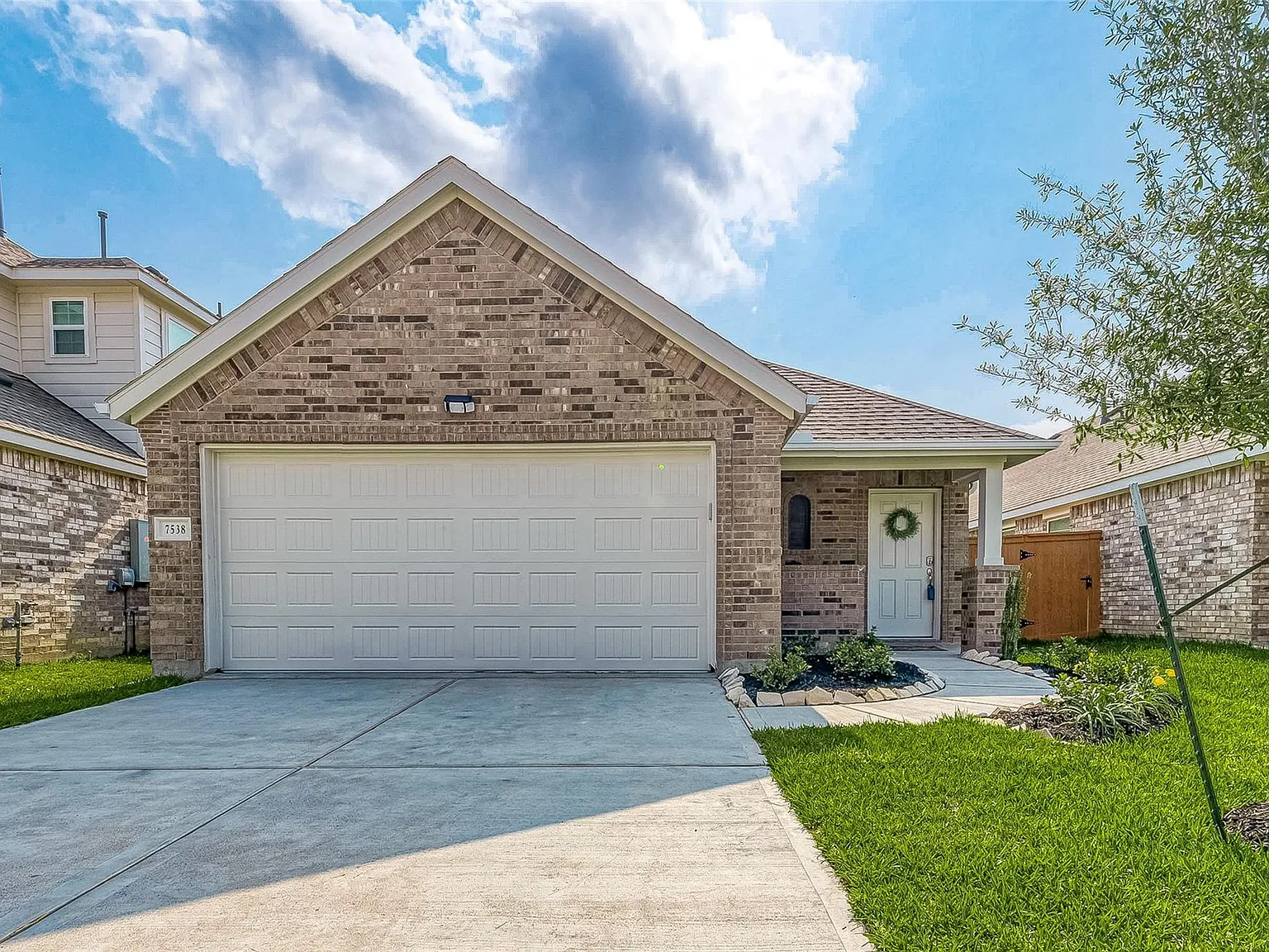 3 bed, 2.0 bath, 1429 sqft, $2,350 — Photo 1