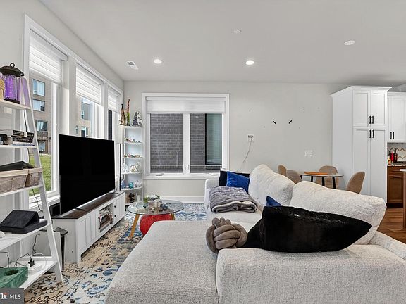 4th image of 3100 Parkview Walk #210
