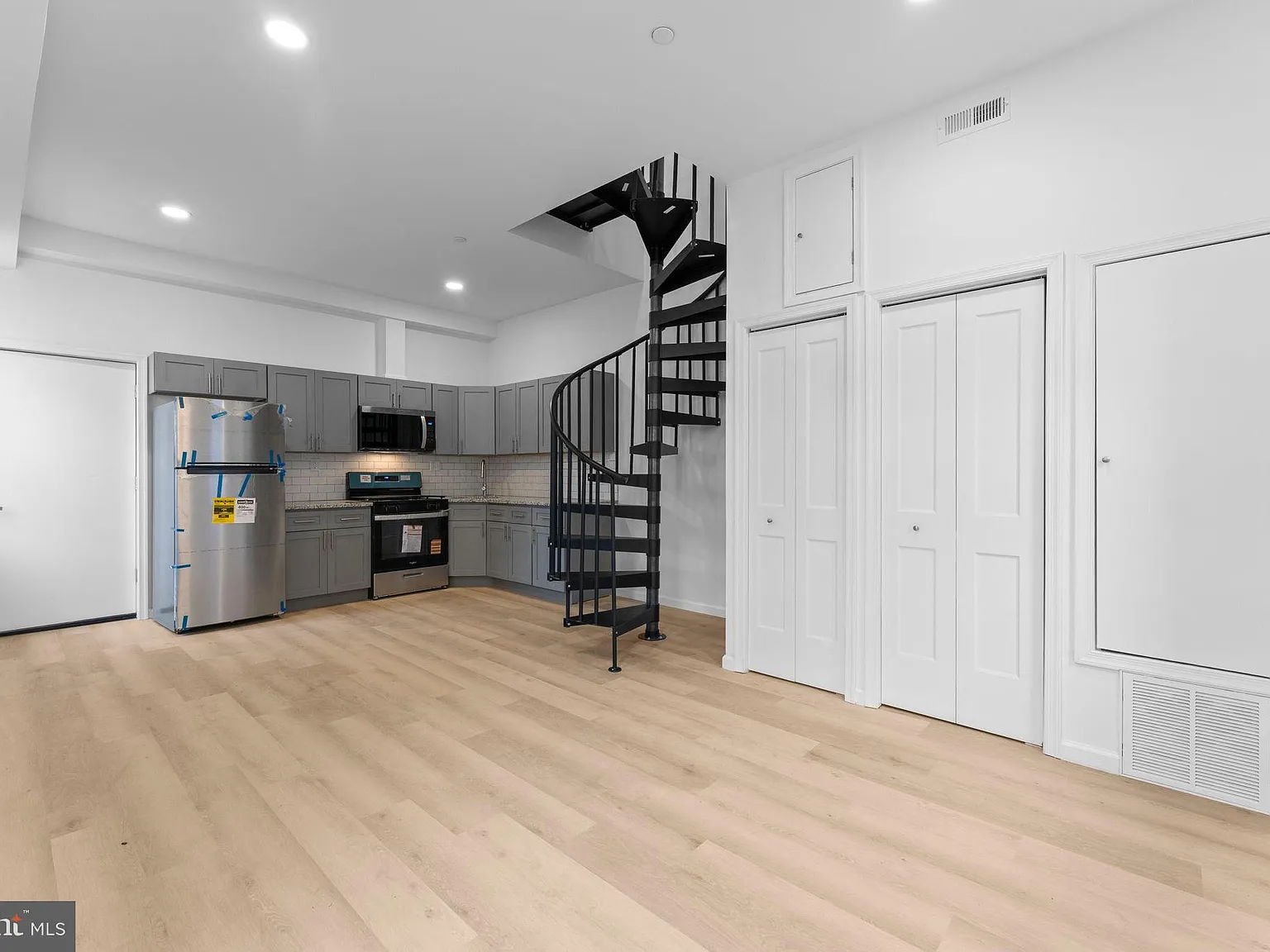 2 bed, 1600 sqft, $1,600 — Photo 3