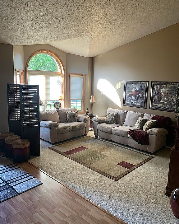 Living room-vaulted ceiling