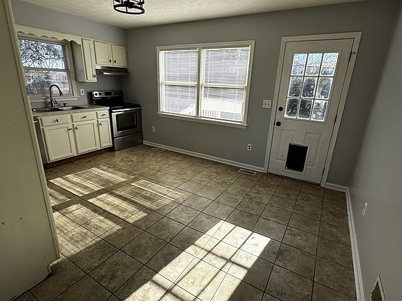 3rd image of 28 Hershey Ct