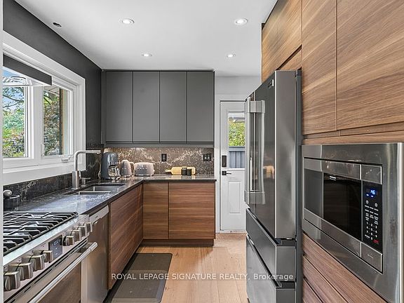 3rd image of 11 Yewfield Cres