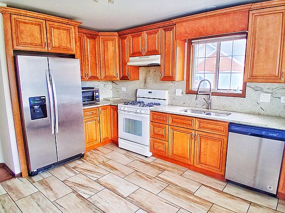 2nd image of 224 Charleston Ct Unit 1