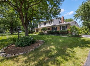 2210 Hunt Club Dr, Bloomfield Hills, MI 48304