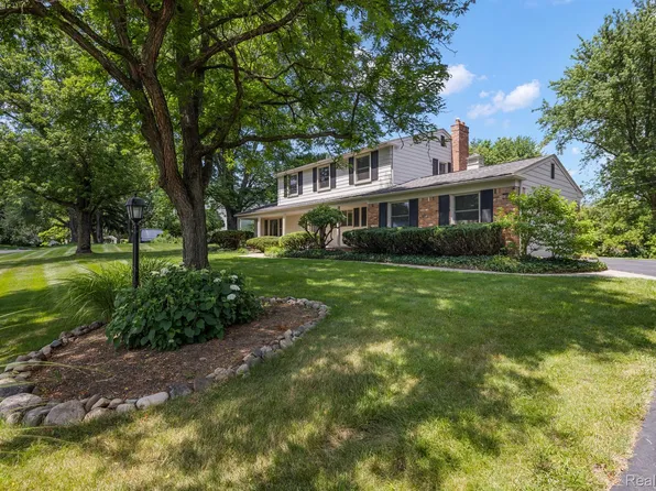 2210 Hunt Club Dr, Bloomfield Hills, MI 48304