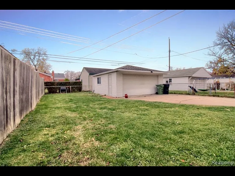 9884 Hubert Ave — Photo 17