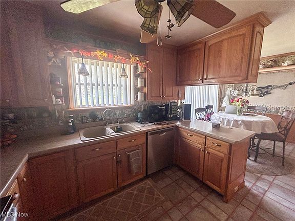4th image of 1557 W Park Ave