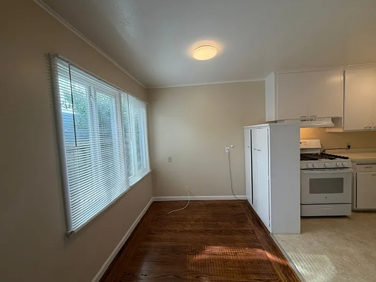 820 Winchester Dr — Photo 3