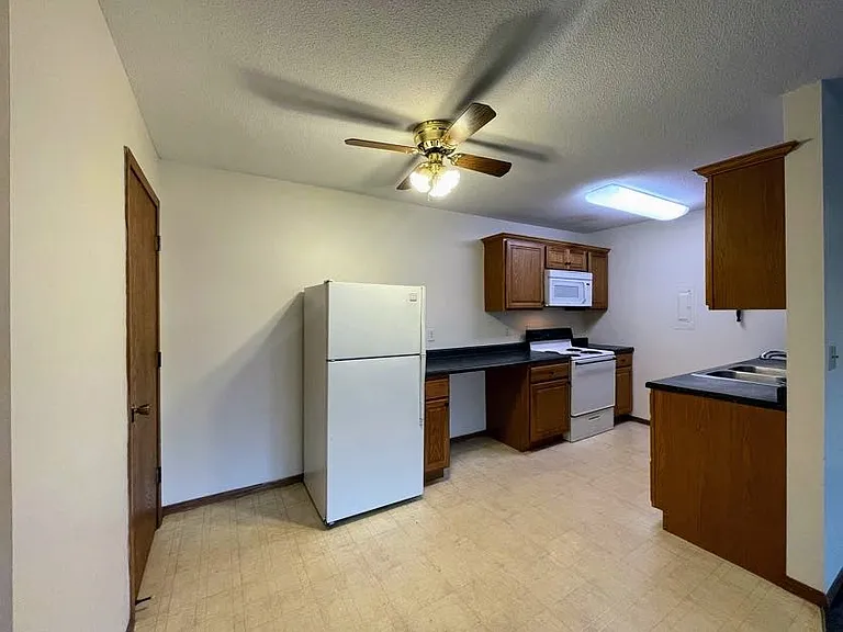 401 9th St SE #204 — Photo 5