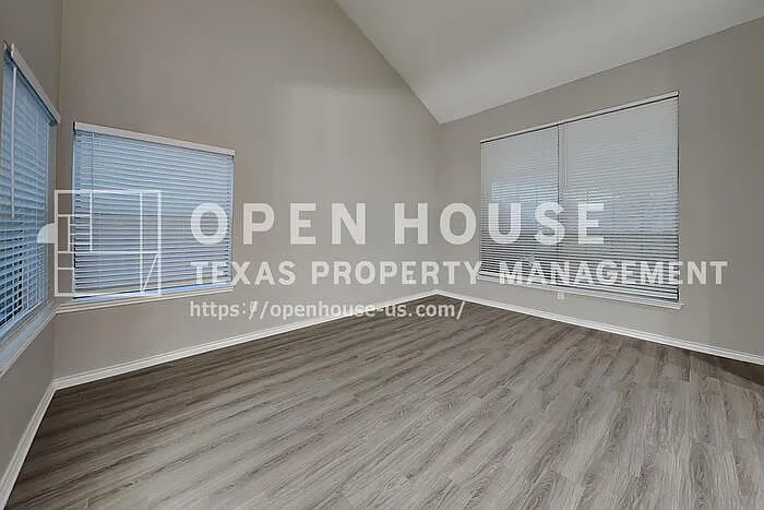 305 Hillside Ct — Photo 17