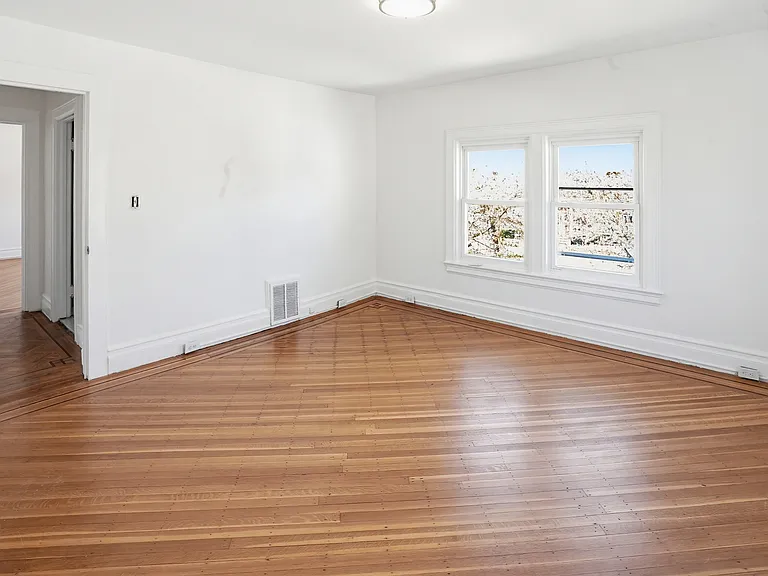 519-521 Westminster Ave #2 — Photo 12